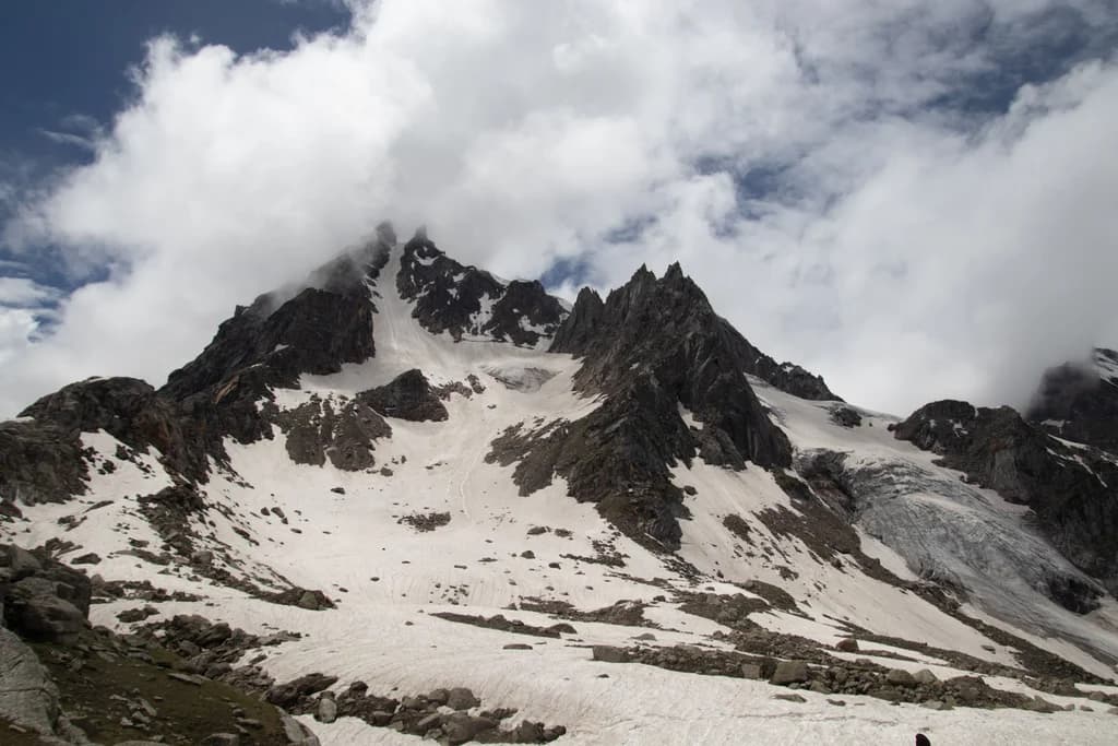 The Monsoon Diaries: Walking the Cloud-Line at Hampta Pass