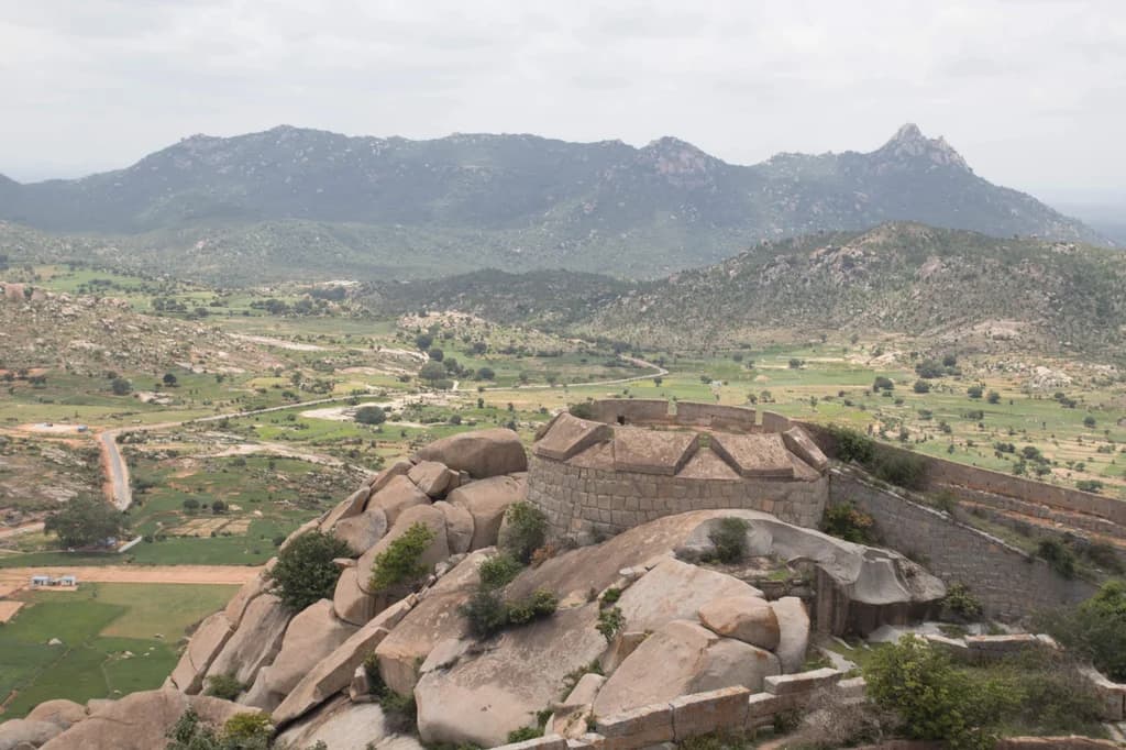 Gudibande Fort hike and Bhairasagara lake - One day trip from Bangalore