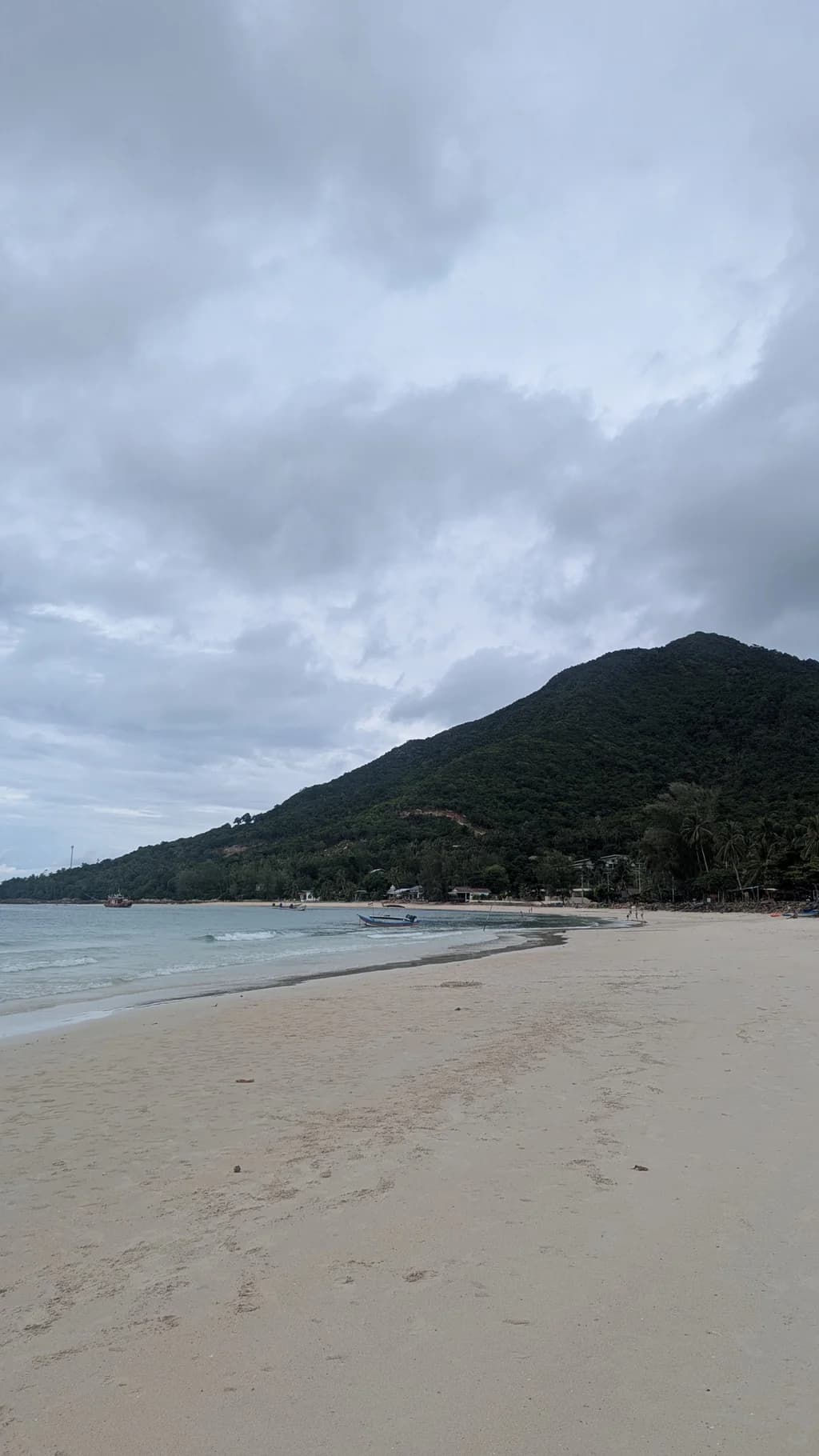 First Time on Koh Phangan: Slow Cafes, Shy Beaches, and a Sunset That Never Came